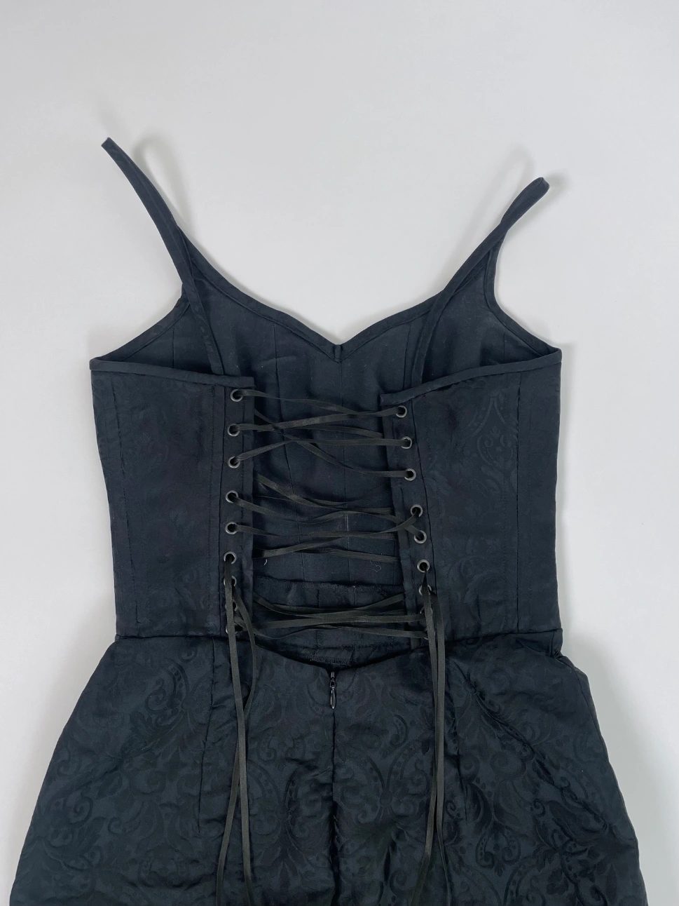 Lined bodice with set eyelets and back zip